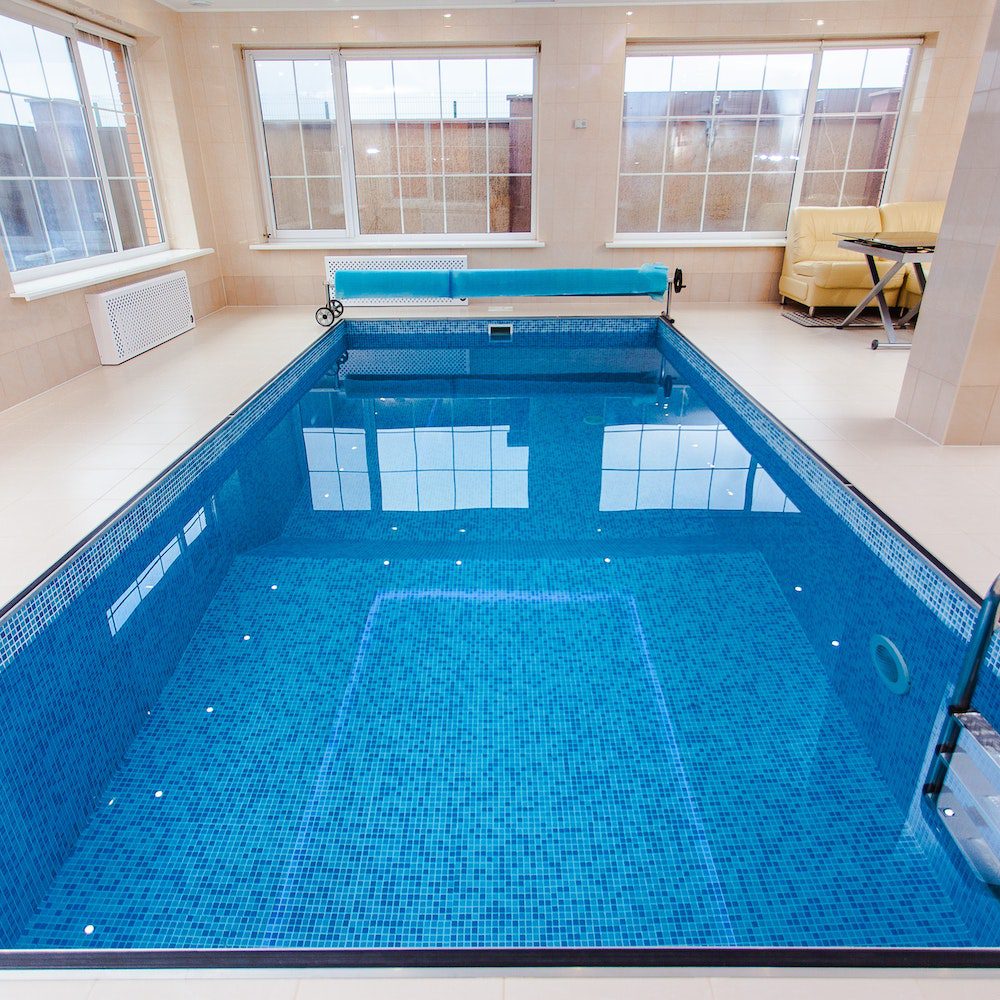 A view at the swimming pool with a very clear water